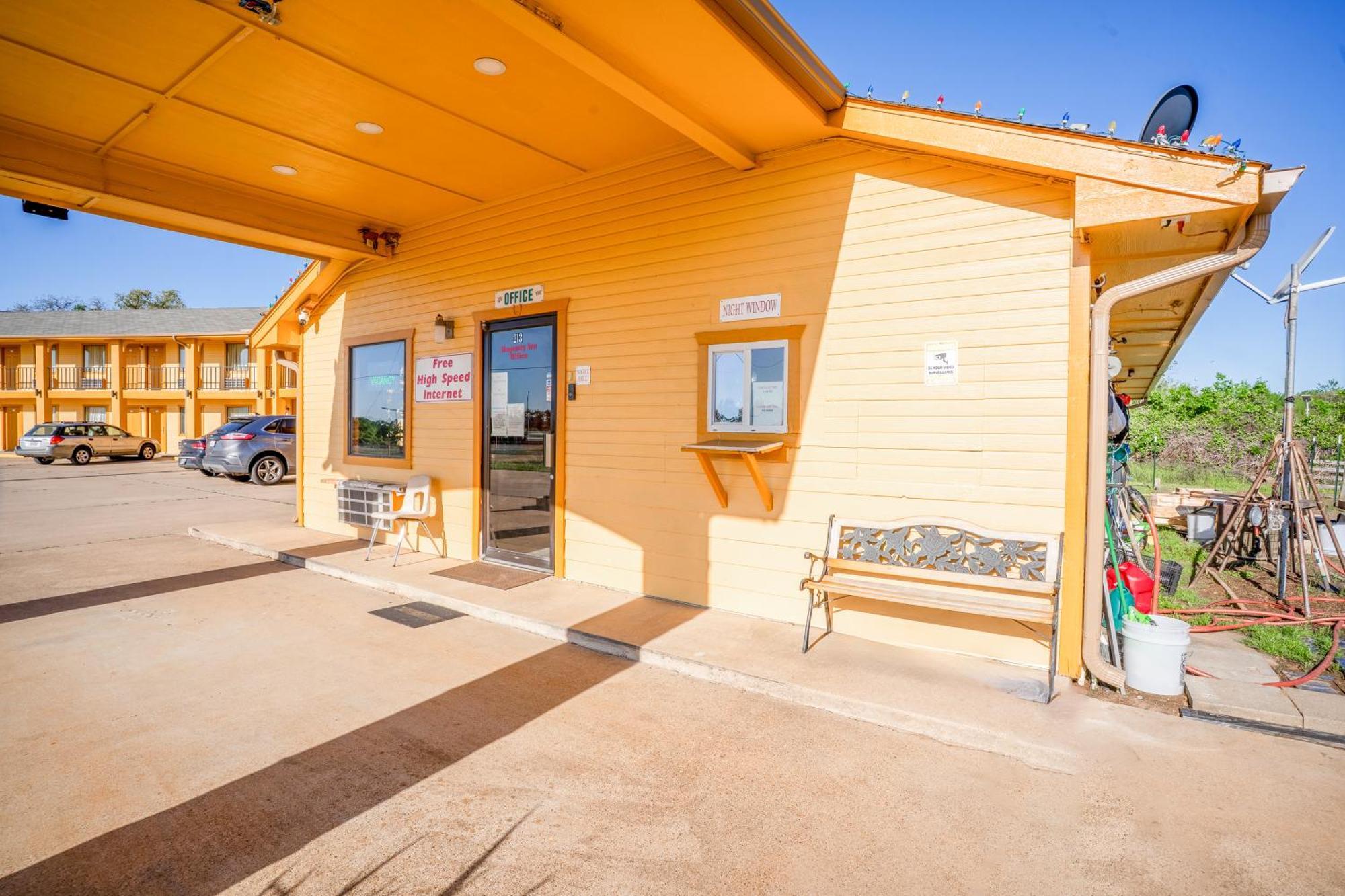 Regency Inn By Oyo Rockdale Tx Exteriör bild
