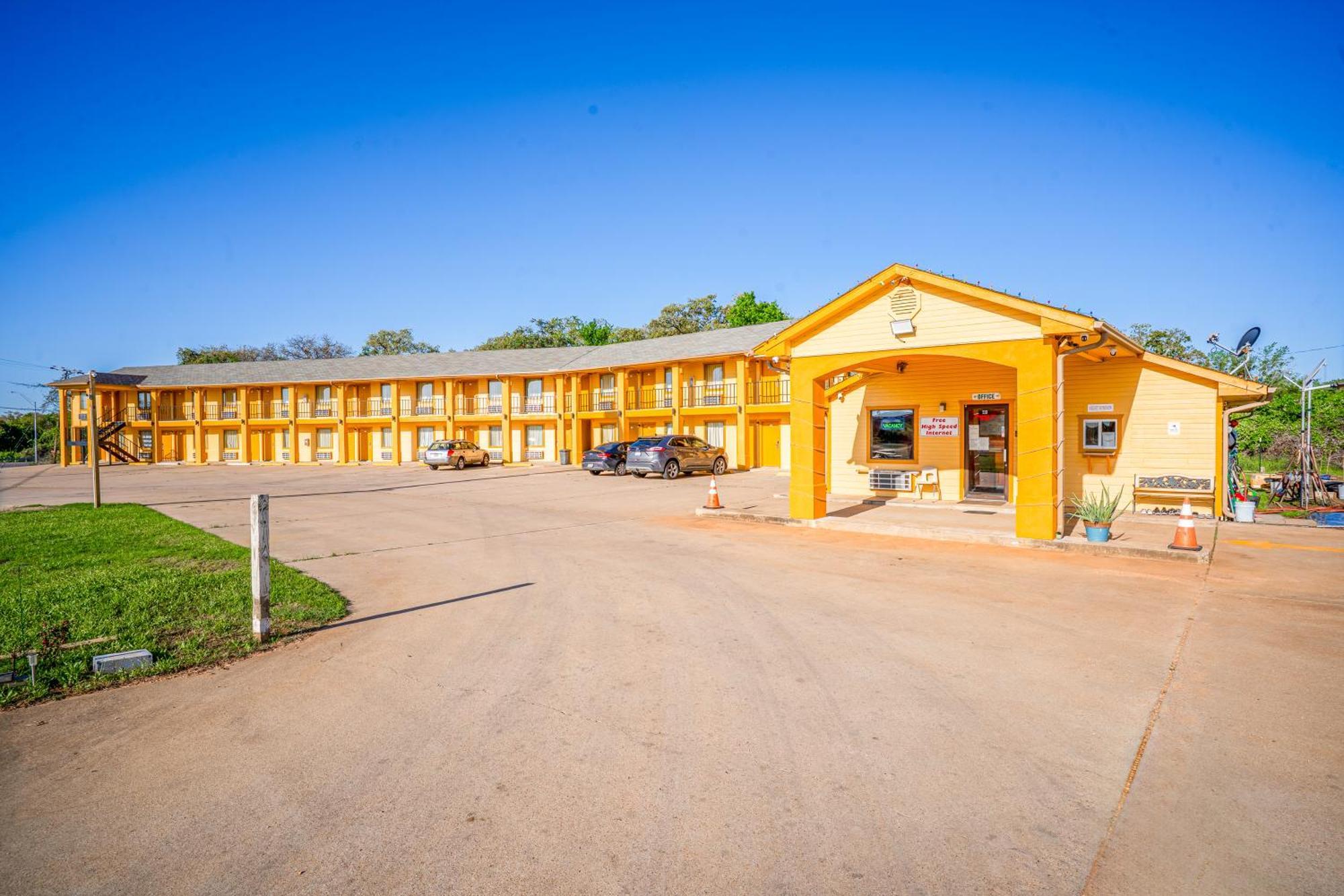 Regency Inn By Oyo Rockdale Tx Exteriör bild